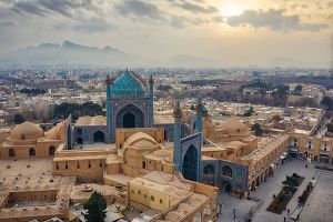 Iranul interzice intrarea turiştilor în ţară